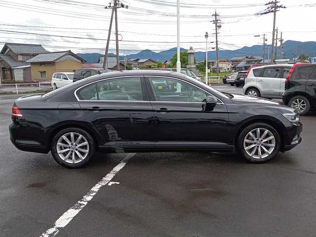 フォルクスワーゲン パサート TSI コンフォートライン 福井県 2015(平27)年 8.2万km ディープブラックパールエフェクト 衝突被害軽減システム/レーダークルーズコントロール/純正ナビ/・（CD/DVD/Bluetooth）/バックカメラ/ビルトインETC/パドルシフト/オートブレーキホールド/D席パワーシート/スタッドレスタイヤ積込/純正17インチAW/スマートキー