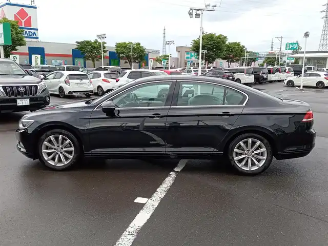 フォルクスワーゲン パサート TSI コンフォートライン 福井県 2015(平27)年 8.2万km ディープブラックパールエフェクト 衝突被害軽減システム/レーダークルーズコントロール/純正ナビ/・（CD/DVD/Bluetooth）/バックカメラ/ビルトインETC/パドルシフト/オートブレーキホールド/D席パワーシート/スタッドレスタイヤ積込/純正17インチAW/スマートキー