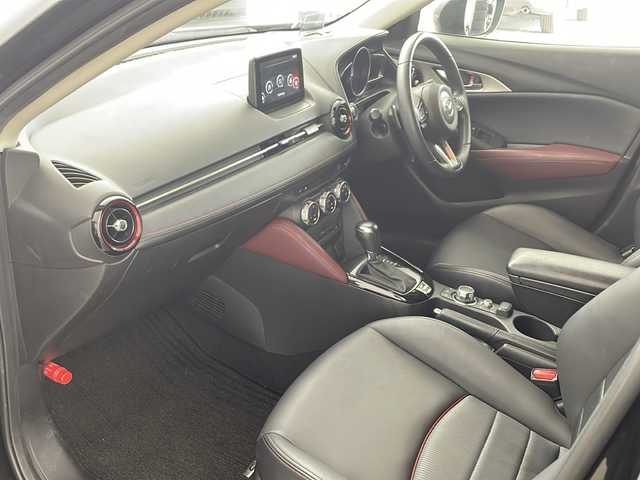 マツダ ＣＸ－３ 20S プロアクティブ 兵庫県 2018(平30)年 5万km ジェットブラックマイカ ・純正ナビ/Bluetooth/CD/DVD/TV/・バックカメラ/・ETC/・前方ドライブレコーダー/・前後コーナーセンサー/・ヘッドアップディスプレイ/・ハーフレザーシート/・メモリシート（D席）/・パワーシート（D席）/・シートヒーター（D席＋N席）/・革巻きステアリング/・ステアリングリモコン/・ステアリングヒーター/・パドルシフト/・MTモード付AT/・横滑り防止装置/・盗難防止装置/・衝突被害軽減システム/・レーンキープアシスト/・ブラインドスポットモニター/・アイドリングストップ/・LEDオートライト/・オートマチックハイビーム/・純正18インチアルミホイール/・電動格納ミラー