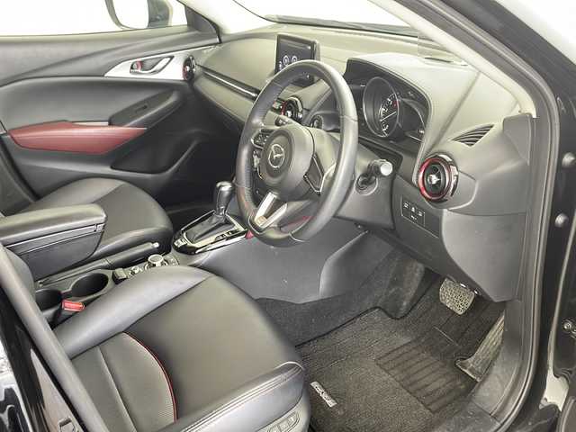 マツダ ＣＸ－３ 20S プロアクティブ 兵庫県 2018(平30)年 5万km ジェットブラックマイカ ・純正ナビ/Bluetooth/CD/DVD/TV/・バックカメラ/・ETC/・前方ドライブレコーダー/・前後コーナーセンサー/・ヘッドアップディスプレイ/・ハーフレザーシート/・メモリシート（D席）/・パワーシート（D席）/・シートヒーター（D席＋N席）/・革巻きステアリング/・ステアリングリモコン/・ステアリングヒーター/・パドルシフト/・MTモード付AT/・横滑り防止装置/・盗難防止装置/・衝突被害軽減システム/・レーンキープアシスト/・ブラインドスポットモニター/・アイドリングストップ/・LEDオートライト/・オートマチックハイビーム/・純正18インチアルミホイール/・電動格納ミラー