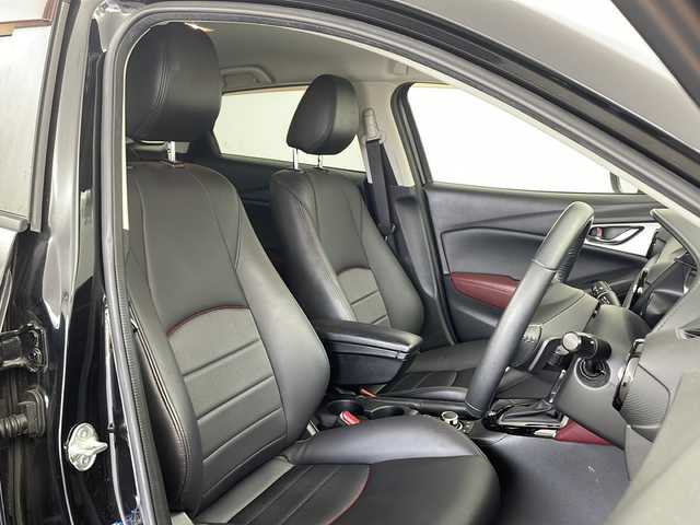 マツダ ＣＸ－３ 20S プロアクティブ 兵庫県 2018(平30)年 5万km ジェットブラックマイカ ・純正ナビ/Bluetooth/CD/DVD/TV/・バックカメラ/・ETC/・前方ドライブレコーダー/・前後コーナーセンサー/・ヘッドアップディスプレイ/・ハーフレザーシート/・メモリシート（D席）/・パワーシート（D席）/・シートヒーター（D席＋N席）/・革巻きステアリング/・ステアリングリモコン/・ステアリングヒーター/・パドルシフト/・MTモード付AT/・横滑り防止装置/・盗難防止装置/・衝突被害軽減システム/・レーンキープアシスト/・ブラインドスポットモニター/・アイドリングストップ/・LEDオートライト/・オートマチックハイビーム/・純正18インチアルミホイール/・電動格納ミラー