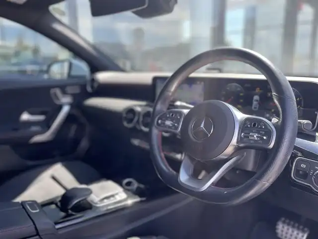 メルセデス・ベンツ Ａ１８０ セダン スタイル AMGライン 千葉県 2020(令2)年 3.4万km デジタルホワイト パノラミックスライディングルーフ/ハーフレザーシート/パワーシート/シートヒーター/純正HＤＤナビ/バックカメラ/地デジ/ワイヤレス充電/純正１８インチＡＷ/ＬＥＤライト/パークトロニック/純正ドライブレコーダー
