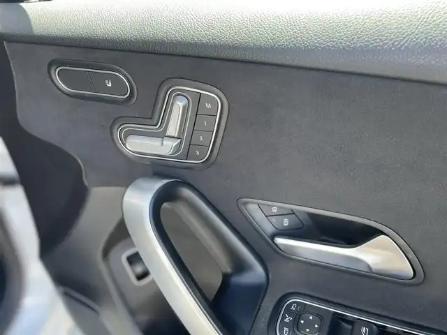 メルセデス・ベンツ Ａ１８０ セダン スタイル AMGライン 千葉県 2020(令2)年 3.4万km デジタルホワイト パノラミックスライディングルーフ/ハーフレザーシート/パワーシート/シートヒーター/純正HＤＤナビ/バックカメラ/地デジ/ワイヤレス充電/純正１８インチＡＷ/ＬＥＤライト/パークトロニック/純正ドライブレコーダー