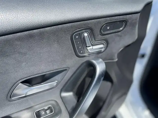メルセデス・ベンツ Ａ１８０ セダン スタイル AMGライン 千葉県 2020(令2)年 3.4万km デジタルホワイト パノラミックスライディングルーフ/ハーフレザーシート/パワーシート/シートヒーター/純正HＤＤナビ/バックカメラ/地デジ/ワイヤレス充電/純正１８インチＡＷ/ＬＥＤライト/パークトロニック/純正ドライブレコーダー