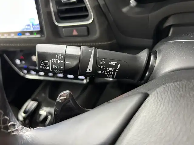 ホンダ ヴェゼル ハイブリッド RS ホンダセンシング 佐賀県 2018(平30)年 4.4万km プラチナホワイトパール 純正8型ナビ/CD/DVD/BT/フルセグTV/USB/HDMI/バックカメラ/ビルトインＥＴＣ/ハーフレザーシート/シートヒーター/パドルシフト/ドライブレコーダー/電動パーキング/ブレーキホールド/衝突軽減ブレーキ/レーダークルーズコントロール/レーンキープアシスト/スマートキー/スペアキー