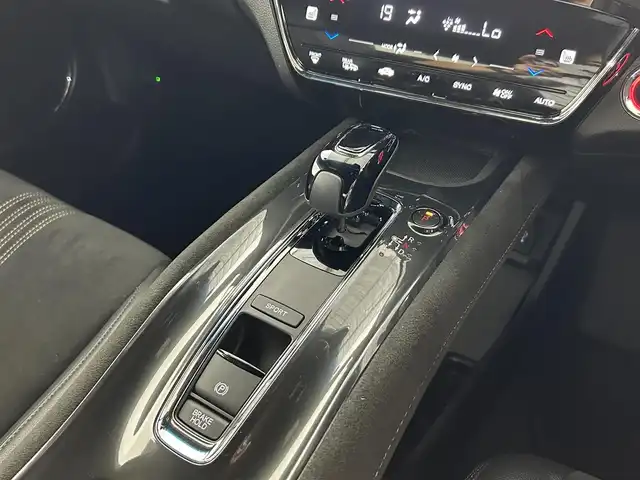 ホンダ ヴェゼル ハイブリッド RS ホンダセンシング 佐賀県 2018(平30)年 4.4万km プラチナホワイトパール 純正8型ナビ/CD/DVD/BT/フルセグTV/USB/HDMI/バックカメラ/ビルトインＥＴＣ/ハーフレザーシート/シートヒーター/パドルシフト/ドライブレコーダー/電動パーキング/ブレーキホールド/衝突軽減ブレーキ/レーダークルーズコントロール/レーンキープアシスト/スマートキー/スペアキー