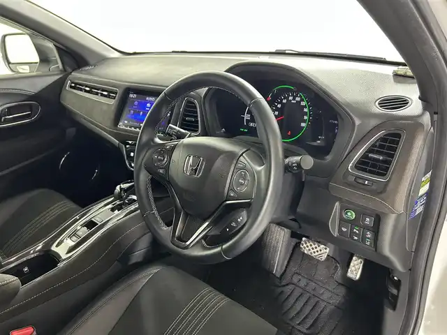 ホンダ ヴェゼル ハイブリッド RS ホンダセンシング 佐賀県 2018(平30)年 4.4万km プラチナホワイトパール 純正8型ナビ/CD/DVD/BT/フルセグTV/USB/HDMI/バックカメラ/ビルトインＥＴＣ/ハーフレザーシート/シートヒーター/パドルシフト/ドライブレコーダー/電動パーキング/ブレーキホールド/衝突軽減ブレーキ/レーダークルーズコントロール/レーンキープアシスト/スマートキー/スペアキー