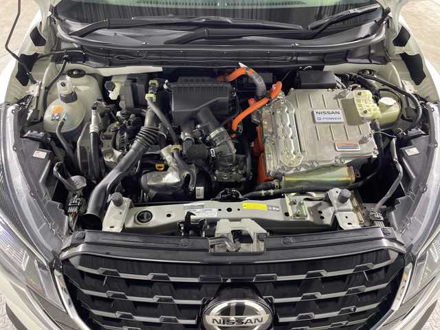 日産 キックス X 神奈川県 2020(令2)年 4.2万km ブリリアントホワイトパール/ピュアブラック 2トーン 2トンカラー部リリアンホワイトパール【XDN】/純正9型SDナビゲーション【MM319D-L】/フルセグ　CD DVD Bluetooth　SD　AM FM/インテリジェントアラウンドビューモニター/インテリジェントルームミラー/セーフティアシスト/プロパイロット/インテリジェントエマージェンシーブレーキ/インテリジェントLI【車線逸脱防止支援システム】/LDW車線逸脱警報/インテリジェントDA【ふらつき警報】/踏み間違い防止アシスト/ハイビームアシスト/アイドリングストップ/SOSコール/電動パーキングブレーキ/オートブレーキホールド/革巻きステアリング/ステアリングスイッチ/アダバンスドドライブアシストディスプレイ/合皮コンビシート/ビルトインETC/社外前方ドライブレコーダー/プッシュスタート/スマートキー/LEDヘッドランプ/オートライト/LEDフロントフォグランプ/純正17インチアルミホイール/シルバールーフレール