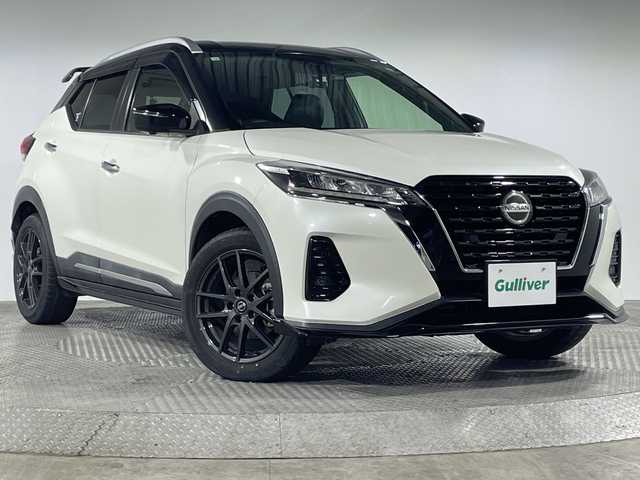日産 キックス X 神奈川県 2020(令2)年 4.2万km ブリリアントホワイトパール/ピュアブラック 2トーン 2トンカラー部リリアンホワイトパール【XDN】/純正9型SDナビゲーション【MM319D-L】/フルセグ　CD DVD Bluetooth　SD　AM FM/インテリジェントアラウンドビューモニター/インテリジェントルームミラー/セーフティアシスト/プロパイロット/インテリジェントエマージェンシーブレーキ/インテリジェントLI【車線逸脱防止支援システム】/LDW車線逸脱警報/インテリジェントDA【ふらつき警報】/踏み間違い防止アシスト/ハイビームアシスト/アイドリングストップ/SOSコール/電動パーキングブレーキ/オートブレーキホールド/革巻きステアリング/ステアリングスイッチ/アダバンスドドライブアシストディスプレイ/合皮コンビシート/ビルトインETC/社外前方ドライブレコーダー/プッシュスタート/スマートキー/LEDヘッドランプ/オートライト/LEDフロントフォグランプ/純正17インチアルミホイール/シルバールーフレール