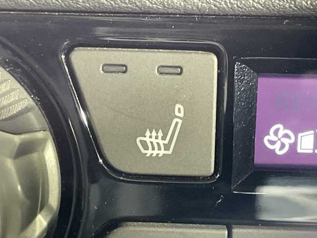 日産 キックス X 神奈川県 2020(令2)年 4.2万km ブリリアントホワイトパール/ピュアブラック 2トーン 2トンカラー部リリアンホワイトパール【XDN】/純正9型SDナビゲーション【MM319D-L】/フルセグ　CD DVD Bluetooth　SD　AM FM/インテリジェントアラウンドビューモニター/インテリジェントルームミラー/セーフティアシスト/プロパイロット/インテリジェントエマージェンシーブレーキ/インテリジェントLI【車線逸脱防止支援システム】/LDW車線逸脱警報/インテリジェントDA【ふらつき警報】/踏み間違い防止アシスト/ハイビームアシスト/アイドリングストップ/SOSコール/電動パーキングブレーキ/オートブレーキホールド/革巻きステアリング/ステアリングスイッチ/アダバンスドドライブアシストディスプレイ/合皮コンビシート/ビルトインETC/社外前方ドライブレコーダー/プッシュスタート/スマートキー/LEDヘッドランプ/オートライト/LEDフロントフォグランプ/純正17インチアルミホイール/シルバールーフレール