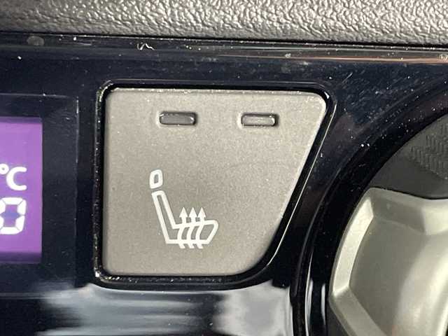 日産 キックス X 神奈川県 2020(令2)年 4.2万km ブリリアントホワイトパール/ピュアブラック 2トーン 2トンカラー部リリアンホワイトパール【XDN】/純正9型SDナビゲーション【MM319D-L】/フルセグ　CD DVD Bluetooth　SD　AM FM/インテリジェントアラウンドビューモニター/インテリジェントルームミラー/セーフティアシスト/プロパイロット/インテリジェントエマージェンシーブレーキ/インテリジェントLI【車線逸脱防止支援システム】/LDW車線逸脱警報/インテリジェントDA【ふらつき警報】/踏み間違い防止アシスト/ハイビームアシスト/アイドリングストップ/SOSコール/電動パーキングブレーキ/オートブレーキホールド/革巻きステアリング/ステアリングスイッチ/アダバンスドドライブアシストディスプレイ/合皮コンビシート/ビルトインETC/社外前方ドライブレコーダー/プッシュスタート/スマートキー/LEDヘッドランプ/オートライト/LEDフロントフォグランプ/純正17インチアルミホイール/シルバールーフレール