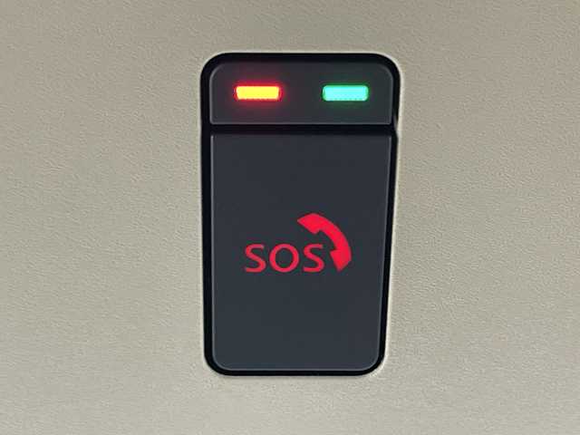 日産 キックス X 神奈川県 2020(令2)年 4.2万km ブリリアントホワイトパール/ピュアブラック 2トーン 2トンカラー部リリアンホワイトパール【XDN】/純正9型SDナビゲーション【MM319D-L】/フルセグ　CD DVD Bluetooth　SD　AM FM/インテリジェントアラウンドビューモニター/インテリジェントルームミラー/セーフティアシスト/プロパイロット/インテリジェントエマージェンシーブレーキ/インテリジェントLI【車線逸脱防止支援システム】/LDW車線逸脱警報/インテリジェントDA【ふらつき警報】/踏み間違い防止アシスト/ハイビームアシスト/アイドリングストップ/SOSコール/電動パーキングブレーキ/オートブレーキホールド/革巻きステアリング/ステアリングスイッチ/アダバンスドドライブアシストディスプレイ/合皮コンビシート/ビルトインETC/社外前方ドライブレコーダー/プッシュスタート/スマートキー/LEDヘッドランプ/オートライト/LEDフロントフォグランプ/純正17インチアルミホイール/シルバールーフレール