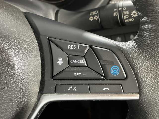 日産 キックス X 神奈川県 2020(令2)年 4.2万km ブリリアントホワイトパール/ピュアブラック 2トーン 2トンカラー部リリアンホワイトパール【XDN】/純正9型SDナビゲーション【MM319D-L】/フルセグ　CD DVD Bluetooth　SD　AM FM/インテリジェントアラウンドビューモニター/インテリジェントルームミラー/セーフティアシスト/プロパイロット/インテリジェントエマージェンシーブレーキ/インテリジェントLI【車線逸脱防止支援システム】/LDW車線逸脱警報/インテリジェントDA【ふらつき警報】/踏み間違い防止アシスト/ハイビームアシスト/アイドリングストップ/SOSコール/電動パーキングブレーキ/オートブレーキホールド/革巻きステアリング/ステアリングスイッチ/アダバンスドドライブアシストディスプレイ/合皮コンビシート/ビルトインETC/社外前方ドライブレコーダー/プッシュスタート/スマートキー/LEDヘッドランプ/オートライト/LEDフロントフォグランプ/純正17インチアルミホイール/シルバールーフレール