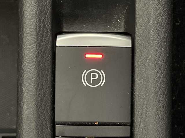 日産 キックス X 神奈川県 2020(令2)年 4.2万km ブリリアントホワイトパール/ピュアブラック 2トーン 2トンカラー部リリアンホワイトパール【XDN】/純正9型SDナビゲーション【MM319D-L】/フルセグ　CD DVD Bluetooth　SD　AM FM/インテリジェントアラウンドビューモニター/インテリジェントルームミラー/セーフティアシスト/プロパイロット/インテリジェントエマージェンシーブレーキ/インテリジェントLI【車線逸脱防止支援システム】/LDW車線逸脱警報/インテリジェントDA【ふらつき警報】/踏み間違い防止アシスト/ハイビームアシスト/アイドリングストップ/SOSコール/電動パーキングブレーキ/オートブレーキホールド/革巻きステアリング/ステアリングスイッチ/アダバンスドドライブアシストディスプレイ/合皮コンビシート/ビルトインETC/社外前方ドライブレコーダー/プッシュスタート/スマートキー/LEDヘッドランプ/オートライト/LEDフロントフォグランプ/純正17インチアルミホイール/シルバールーフレール