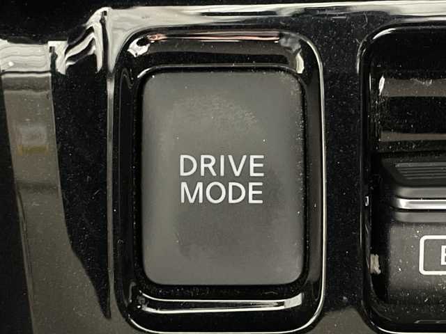 日産 キックス X 神奈川県 2020(令2)年 4.2万km ブリリアントホワイトパール/ピュアブラック 2トーン 2トンカラー部リリアンホワイトパール【XDN】/純正9型SDナビゲーション【MM319D-L】/フルセグ　CD DVD Bluetooth　SD　AM FM/インテリジェントアラウンドビューモニター/インテリジェントルームミラー/セーフティアシスト/プロパイロット/インテリジェントエマージェンシーブレーキ/インテリジェントLI【車線逸脱防止支援システム】/LDW車線逸脱警報/インテリジェントDA【ふらつき警報】/踏み間違い防止アシスト/ハイビームアシスト/アイドリングストップ/SOSコール/電動パーキングブレーキ/オートブレーキホールド/革巻きステアリング/ステアリングスイッチ/アダバンスドドライブアシストディスプレイ/合皮コンビシート/ビルトインETC/社外前方ドライブレコーダー/プッシュスタート/スマートキー/LEDヘッドランプ/オートライト/LEDフロントフォグランプ/純正17インチアルミホイール/シルバールーフレール