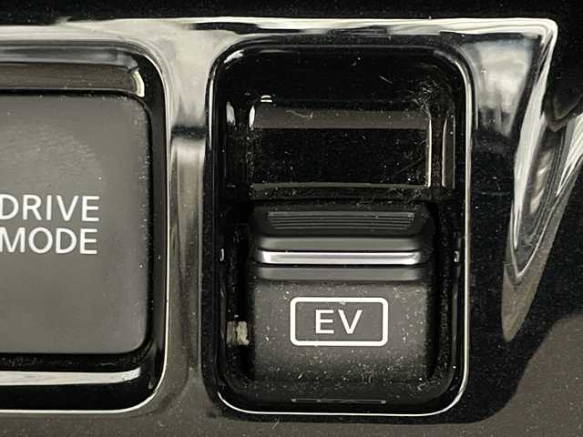 日産 キックス X 神奈川県 2020(令2)年 4.2万km ブリリアントホワイトパール/ピュアブラック 2トーン 2トンカラー部リリアンホワイトパール【XDN】/純正9型SDナビゲーション【MM319D-L】/フルセグ　CD DVD Bluetooth　SD　AM FM/インテリジェントアラウンドビューモニター/インテリジェントルームミラー/セーフティアシスト/プロパイロット/インテリジェントエマージェンシーブレーキ/インテリジェントLI【車線逸脱防止支援システム】/LDW車線逸脱警報/インテリジェントDA【ふらつき警報】/踏み間違い防止アシスト/ハイビームアシスト/アイドリングストップ/SOSコール/電動パーキングブレーキ/オートブレーキホールド/革巻きステアリング/ステアリングスイッチ/アダバンスドドライブアシストディスプレイ/合皮コンビシート/ビルトインETC/社外前方ドライブレコーダー/プッシュスタート/スマートキー/LEDヘッドランプ/オートライト/LEDフロントフォグランプ/純正17インチアルミホイール/シルバールーフレール