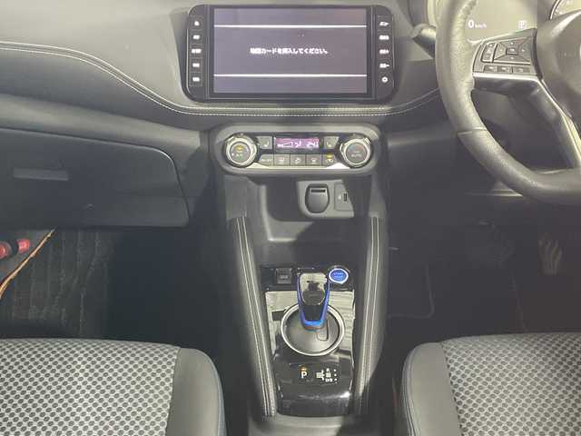 日産 キックス X 神奈川県 2020(令2)年 4.2万km ブリリアントホワイトパール/ピュアブラック 2トーン 2トンカラー部リリアンホワイトパール【XDN】/純正9型SDナビゲーション【MM319D-L】/フルセグ　CD DVD Bluetooth　SD　AM FM/インテリジェントアラウンドビューモニター/インテリジェントルームミラー/セーフティアシスト/プロパイロット/インテリジェントエマージェンシーブレーキ/インテリジェントLI【車線逸脱防止支援システム】/LDW車線逸脱警報/インテリジェントDA【ふらつき警報】/踏み間違い防止アシスト/ハイビームアシスト/アイドリングストップ/SOSコール/電動パーキングブレーキ/オートブレーキホールド/革巻きステアリング/ステアリングスイッチ/アダバンスドドライブアシストディスプレイ/合皮コンビシート/ビルトインETC/社外前方ドライブレコーダー/プッシュスタート/スマートキー/LEDヘッドランプ/オートライト/LEDフロントフォグランプ/純正17インチアルミホイール/シルバールーフレール