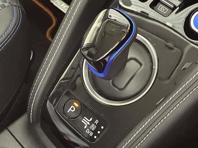 日産 キックス X 神奈川県 2020(令2)年 4.2万km ブリリアントホワイトパール/ピュアブラック 2トーン 2トンカラー部リリアンホワイトパール【XDN】/純正9型SDナビゲーション【MM319D-L】/フルセグ　CD DVD Bluetooth　SD　AM FM/インテリジェントアラウンドビューモニター/インテリジェントルームミラー/セーフティアシスト/プロパイロット/インテリジェントエマージェンシーブレーキ/インテリジェントLI【車線逸脱防止支援システム】/LDW車線逸脱警報/インテリジェントDA【ふらつき警報】/踏み間違い防止アシスト/ハイビームアシスト/アイドリングストップ/SOSコール/電動パーキングブレーキ/オートブレーキホールド/革巻きステアリング/ステアリングスイッチ/アダバンスドドライブアシストディスプレイ/合皮コンビシート/ビルトインETC/社外前方ドライブレコーダー/プッシュスタート/スマートキー/LEDヘッドランプ/オートライト/LEDフロントフォグランプ/純正17インチアルミホイール/シルバールーフレール