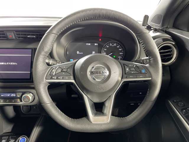 日産 キックス X 神奈川県 2020(令2)年 4.2万km ブリリアントホワイトパール/ピュアブラック 2トーン 2トンカラー部リリアンホワイトパール【XDN】/純正9型SDナビゲーション【MM319D-L】/フルセグ　CD DVD Bluetooth　SD　AM FM/インテリジェントアラウンドビューモニター/インテリジェントルームミラー/セーフティアシスト/プロパイロット/インテリジェントエマージェンシーブレーキ/インテリジェントLI【車線逸脱防止支援システム】/LDW車線逸脱警報/インテリジェントDA【ふらつき警報】/踏み間違い防止アシスト/ハイビームアシスト/アイドリングストップ/SOSコール/電動パーキングブレーキ/オートブレーキホールド/革巻きステアリング/ステアリングスイッチ/アダバンスドドライブアシストディスプレイ/合皮コンビシート/ビルトインETC/社外前方ドライブレコーダー/プッシュスタート/スマートキー/LEDヘッドランプ/オートライト/LEDフロントフォグランプ/純正17インチアルミホイール/シルバールーフレール