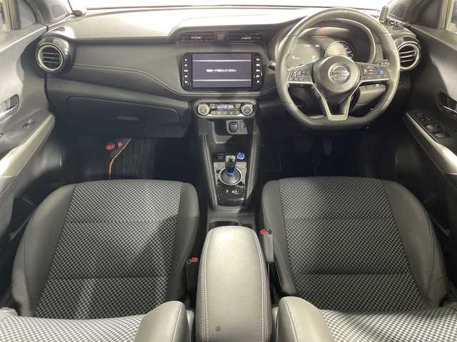 日産 キックス X 神奈川県 2020(令2)年 4.2万km ブリリアントホワイトパール/ピュアブラック 2トーン 2トンカラー部リリアンホワイトパール【XDN】/純正9型SDナビゲーション【MM319D-L】/フルセグ　CD DVD Bluetooth　SD　AM FM/インテリジェントアラウンドビューモニター/インテリジェントルームミラー/セーフティアシスト/プロパイロット/インテリジェントエマージェンシーブレーキ/インテリジェントLI【車線逸脱防止支援システム】/LDW車線逸脱警報/インテリジェントDA【ふらつき警報】/踏み間違い防止アシスト/ハイビームアシスト/アイドリングストップ/SOSコール/電動パーキングブレーキ/オートブレーキホールド/革巻きステアリング/ステアリングスイッチ/アダバンスドドライブアシストディスプレイ/合皮コンビシート/ビルトインETC/社外前方ドライブレコーダー/プッシュスタート/スマートキー/LEDヘッドランプ/オートライト/LEDフロントフォグランプ/純正17インチアルミホイール/シルバールーフレール