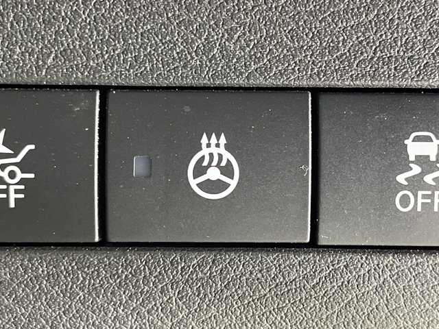 日産 キックス X 神奈川県 2020(令2)年 4.2万km ブリリアントホワイトパール/ピュアブラック 2トーン 2トンカラー部リリアンホワイトパール【XDN】/純正9型SDナビゲーション【MM319D-L】/フルセグ　CD DVD Bluetooth　SD　AM FM/インテリジェントアラウンドビューモニター/インテリジェントルームミラー/セーフティアシスト/プロパイロット/インテリジェントエマージェンシーブレーキ/インテリジェントLI【車線逸脱防止支援システム】/LDW車線逸脱警報/インテリジェントDA【ふらつき警報】/踏み間違い防止アシスト/ハイビームアシスト/アイドリングストップ/SOSコール/電動パーキングブレーキ/オートブレーキホールド/革巻きステアリング/ステアリングスイッチ/アダバンスドドライブアシストディスプレイ/合皮コンビシート/ビルトインETC/社外前方ドライブレコーダー/プッシュスタート/スマートキー/LEDヘッドランプ/オートライト/LEDフロントフォグランプ/純正17インチアルミホイール/シルバールーフレール