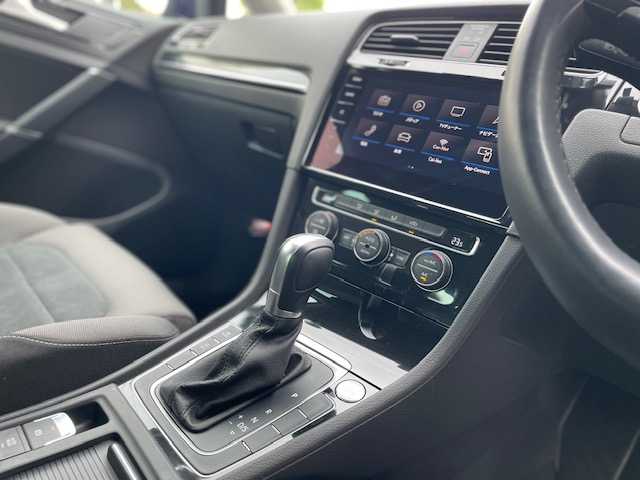フォルクスワーゲン ゴルフ TSI ハイライン テックED 東京都 2019(平31)年 0.6万km アトランティックブルーM ワンオーナー/純正SDナビ/　フルセグTV BT CD/DVD AM/FM/　SD USB AUX/バックカメラ/レーダークルーズコントロール/革巻ステアリングホイール/パドルシフト/ステアリングスイッチ（オーディオ）/左右独立温度調整オートエアコン/プリクラッシュブレーキシステム/ブラインドスポットディテクションシステム/レーンキープアシストシステム/スペアキー/ISOFIX（後席）/LEDヘッドランプ/オートライト/ダイナミックコーナリングランプ/プライバシーガラス/ETC2.0/スペアキー/記録簿　R1、R3、R4、R5、R6/保証書＆取扱説明書