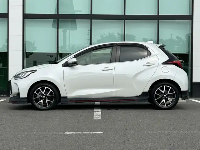 トヨタ ヤリス ハイブリッド Z 和歌山県 2020(令2)年 1.2万km ホワイトパールクリスタルシャイン 純正8インチナビ/フルセグTV/（AM/FM/USB/Bluetooth）/バックカメラ/GRエアロ/トヨタセーフティセンス/レーダークルコン/コーナーセンサー/前後ドラレコ/ビルトインETC/LEDヘッドライト/オートライト/オートマチックハイビーム/前席シートヒーター/純正オプション16インチAW/プッシュスタート/スマートキー/スペアキー/ワンオーナー