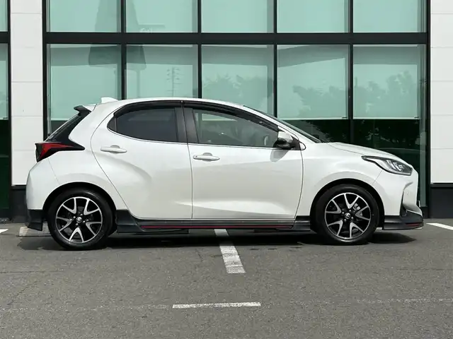 トヨタ ヤリス ハイブリッド Z 和歌山県 2020(令2)年 1.2万km ホワイトパールクリスタルシャイン 純正8インチナビ/フルセグTV/（AM/FM/USB/Bluetooth）/バックカメラ/GRエアロ/トヨタセーフティセンス/レーダークルコン/コーナーセンサー/前後ドラレコ/ビルトインETC/LEDヘッドライト/オートライト/オートマチックハイビーム/前席シートヒーター/純正オプション16インチAW/プッシュスタート/スマートキー/スペアキー/ワンオーナー
