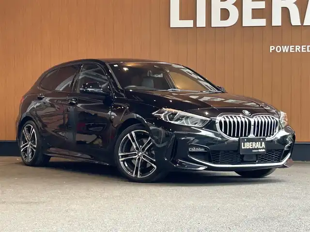 ＢＭＷ １１８ｄ Mスポーツ EDジョイ+ 宮城県 2020(令2)年 2.7万km サファイアブラックP iDriveナビゲーションパッケージ/　・BMWライブ・コックピット/（10.25インチ マルチ・ディスプレイ・メーター・パネル、/10.25インチ ワイド・コントロール・ディスプレイ〔タッチ・パネル機能付〕、/HDDナビゲーション・システム〔VICS 3メディア対応〕）/　・BMWインテリジェント・パーソナル・アシスタント（AI音声会話システム）/　・ITSスポット対応DSRC車載器（ルーム・ミラー内蔵、ETC機能付）/コンフォートパッケージ/　・オートマチック・テールゲート・オペレーション（オープン／クローズ）/　・ACC／アクティブ・クルーズ・コントロール（ストップ&ゴー機能付）/ストレージパッケージ/　・ストレージ・コンパートメント・パッケージ/（シートバック収納、Type-C対応USBソケット、照明付リング）/　・ラゲージ・コンパートメント・パッケージ、/アディショナル・ラゲージ・コンパートメント・ライト/　・ラゲージ・コンパートメント・ネット/ハイラインパッケージ/　・電動フロント・シート（運転席&助手席、運転席メモリー機能付）/　・フロント・シート・ヒーティング/　・パーフォレーテッド・ダコタ・レザー・シート