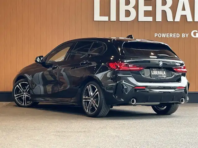 ＢＭＷ １１８ｄ Mスポーツ EDジョイ+ 宮城県 2020(令2)年 2.7万km サファイアブラックP iDriveナビゲーションパッケージ/　・BMWライブ・コックピット/（10.25インチ マルチ・ディスプレイ・メーター・パネル、/10.25インチ ワイド・コントロール・ディスプレイ〔タッチ・パネル機能付〕、/HDDナビゲーション・システム〔VICS 3メディア対応〕）/　・BMWインテリジェント・パーソナル・アシスタント（AI音声会話システム）/　・ITSスポット対応DSRC車載器（ルーム・ミラー内蔵、ETC機能付）/コンフォートパッケージ/　・オートマチック・テールゲート・オペレーション（オープン／クローズ）/　・ACC／アクティブ・クルーズ・コントロール（ストップ&ゴー機能付）/ストレージパッケージ/　・ストレージ・コンパートメント・パッケージ/（シートバック収納、Type-C対応USBソケット、照明付リング）/　・ラゲージ・コンパートメント・パッケージ、/アディショナル・ラゲージ・コンパートメント・ライト/　・ラゲージ・コンパートメント・ネット/ハイラインパッケージ/　・電動フロント・シート（運転席&助手席、運転席メモリー機能付）/　・フロント・シート・ヒーティング/　・パーフォレーテッド・ダコタ・レザー・シート