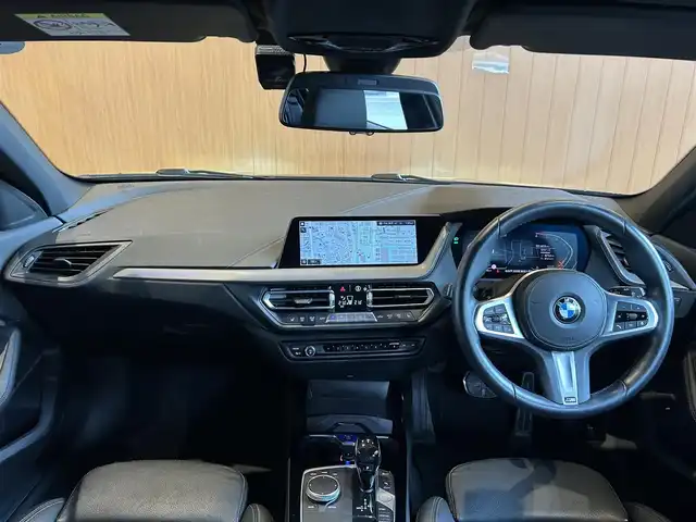 ＢＭＷ １１８ｄ Mスポーツ EDジョイ+ 宮城県 2020(令2)年 2.7万km サファイアブラックP iDriveナビゲーションパッケージ/　・BMWライブ・コックピット/（10.25インチ マルチ・ディスプレイ・メーター・パネル、/10.25インチ ワイド・コントロール・ディスプレイ〔タッチ・パネル機能付〕、/HDDナビゲーション・システム〔VICS 3メディア対応〕）/　・BMWインテリジェント・パーソナル・アシスタント（AI音声会話システム）/　・ITSスポット対応DSRC車載器（ルーム・ミラー内蔵、ETC機能付）/コンフォートパッケージ/　・オートマチック・テールゲート・オペレーション（オープン／クローズ）/　・ACC／アクティブ・クルーズ・コントロール（ストップ&ゴー機能付）/ストレージパッケージ/　・ストレージ・コンパートメント・パッケージ/（シートバック収納、Type-C対応USBソケット、照明付リング）/　・ラゲージ・コンパートメント・パッケージ、/アディショナル・ラゲージ・コンパートメント・ライト/　・ラゲージ・コンパートメント・ネット/ハイラインパッケージ/　・電動フロント・シート（運転席&助手席、運転席メモリー機能付）/　・フロント・シート・ヒーティング/　・パーフォレーテッド・ダコタ・レザー・シート