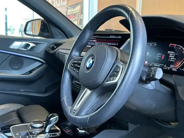 ＢＭＷ １１８ｄ Mスポーツ EDジョイ+ 宮城県 2020(令2)年 2.7万km サファイアブラックP iDriveナビゲーションパッケージ/　・BMWライブ・コックピット/（10.25インチ マルチ・ディスプレイ・メーター・パネル、/10.25インチ ワイド・コントロール・ディスプレイ〔タッチ・パネル機能付〕、/HDDナビゲーション・システム〔VICS 3メディア対応〕）/　・BMWインテリジェント・パーソナル・アシスタント（AI音声会話システム）/　・ITSスポット対応DSRC車載器（ルーム・ミラー内蔵、ETC機能付）/コンフォートパッケージ/　・オートマチック・テールゲート・オペレーション（オープン／クローズ）/　・ACC／アクティブ・クルーズ・コントロール（ストップ&ゴー機能付）/ストレージパッケージ/　・ストレージ・コンパートメント・パッケージ/（シートバック収納、Type-C対応USBソケット、照明付リング）/　・ラゲージ・コンパートメント・パッケージ、/アディショナル・ラゲージ・コンパートメント・ライト/　・ラゲージ・コンパートメント・ネット/ハイラインパッケージ/　・電動フロント・シート（運転席&助手席、運転席メモリー機能付）/　・フロント・シート・ヒーティング/　・パーフォレーテッド・ダコタ・レザー・シート