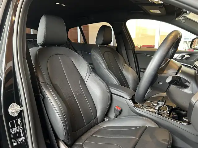 ＢＭＷ １１８ｄ Mスポーツ EDジョイ+ 宮城県 2020(令2)年 2.7万km サファイアブラックP iDriveナビゲーションパッケージ/　・BMWライブ・コックピット/（10.25インチ マルチ・ディスプレイ・メーター・パネル、/10.25インチ ワイド・コントロール・ディスプレイ〔タッチ・パネル機能付〕、/HDDナビゲーション・システム〔VICS 3メディア対応〕）/　・BMWインテリジェント・パーソナル・アシスタント（AI音声会話システム）/　・ITSスポット対応DSRC車載器（ルーム・ミラー内蔵、ETC機能付）/コンフォートパッケージ/　・オートマチック・テールゲート・オペレーション（オープン／クローズ）/　・ACC／アクティブ・クルーズ・コントロール（ストップ&ゴー機能付）/ストレージパッケージ/　・ストレージ・コンパートメント・パッケージ/（シートバック収納、Type-C対応USBソケット、照明付リング）/　・ラゲージ・コンパートメント・パッケージ、/アディショナル・ラゲージ・コンパートメント・ライト/　・ラゲージ・コンパートメント・ネット/ハイラインパッケージ/　・電動フロント・シート（運転席&助手席、運転席メモリー機能付）/　・フロント・シート・ヒーティング/　・パーフォレーテッド・ダコタ・レザー・シート
