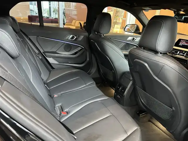 ＢＭＷ １１８ｄ Mスポーツ EDジョイ+ 宮城県 2020(令2)年 2.7万km サファイアブラックP iDriveナビゲーションパッケージ/　・BMWライブ・コックピット/（10.25インチ マルチ・ディスプレイ・メーター・パネル、/10.25インチ ワイド・コントロール・ディスプレイ〔タッチ・パネル機能付〕、/HDDナビゲーション・システム〔VICS 3メディア対応〕）/　・BMWインテリジェント・パーソナル・アシスタント（AI音声会話システム）/　・ITSスポット対応DSRC車載器（ルーム・ミラー内蔵、ETC機能付）/コンフォートパッケージ/　・オートマチック・テールゲート・オペレーション（オープン／クローズ）/　・ACC／アクティブ・クルーズ・コントロール（ストップ&ゴー機能付）/ストレージパッケージ/　・ストレージ・コンパートメント・パッケージ/（シートバック収納、Type-C対応USBソケット、照明付リング）/　・ラゲージ・コンパートメント・パッケージ、/アディショナル・ラゲージ・コンパートメント・ライト/　・ラゲージ・コンパートメント・ネット/ハイラインパッケージ/　・電動フロント・シート（運転席&助手席、運転席メモリー機能付）/　・フロント・シート・ヒーティング/　・パーフォレーテッド・ダコタ・レザー・シート