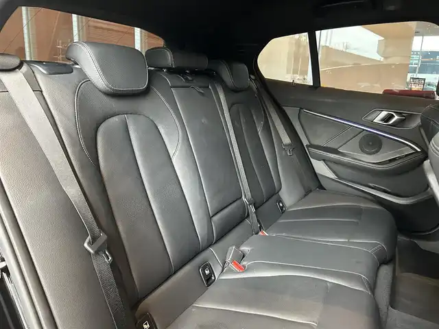 ＢＭＷ １１８ｄ Mスポーツ EDジョイ+ 宮城県 2020(令2)年 2.7万km サファイアブラックP iDriveナビゲーションパッケージ/　・BMWライブ・コックピット/（10.25インチ マルチ・ディスプレイ・メーター・パネル、/10.25インチ ワイド・コントロール・ディスプレイ〔タッチ・パネル機能付〕、/HDDナビゲーション・システム〔VICS 3メディア対応〕）/　・BMWインテリジェント・パーソナル・アシスタント（AI音声会話システム）/　・ITSスポット対応DSRC車載器（ルーム・ミラー内蔵、ETC機能付）/コンフォートパッケージ/　・オートマチック・テールゲート・オペレーション（オープン／クローズ）/　・ACC／アクティブ・クルーズ・コントロール（ストップ&ゴー機能付）/ストレージパッケージ/　・ストレージ・コンパートメント・パッケージ/（シートバック収納、Type-C対応USBソケット、照明付リング）/　・ラゲージ・コンパートメント・パッケージ、/アディショナル・ラゲージ・コンパートメント・ライト/　・ラゲージ・コンパートメント・ネット/ハイラインパッケージ/　・電動フロント・シート（運転席&助手席、運転席メモリー機能付）/　・フロント・シート・ヒーティング/　・パーフォレーテッド・ダコタ・レザー・シート