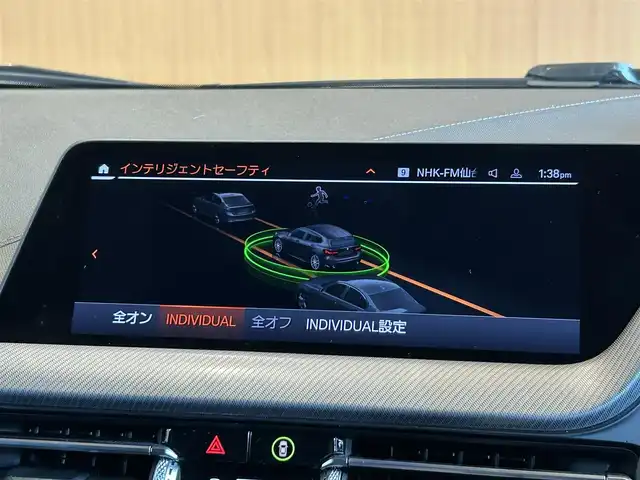 ＢＭＷ １１８ｄ Mスポーツ EDジョイ+ 宮城県 2020(令2)年 2.7万km サファイアブラックP iDriveナビゲーションパッケージ/　・BMWライブ・コックピット/（10.25インチ マルチ・ディスプレイ・メーター・パネル、/10.25インチ ワイド・コントロール・ディスプレイ〔タッチ・パネル機能付〕、/HDDナビゲーション・システム〔VICS 3メディア対応〕）/　・BMWインテリジェント・パーソナル・アシスタント（AI音声会話システム）/　・ITSスポット対応DSRC車載器（ルーム・ミラー内蔵、ETC機能付）/コンフォートパッケージ/　・オートマチック・テールゲート・オペレーション（オープン／クローズ）/　・ACC／アクティブ・クルーズ・コントロール（ストップ&ゴー機能付）/ストレージパッケージ/　・ストレージ・コンパートメント・パッケージ/（シートバック収納、Type-C対応USBソケット、照明付リング）/　・ラゲージ・コンパートメント・パッケージ、/アディショナル・ラゲージ・コンパートメント・ライト/　・ラゲージ・コンパートメント・ネット/ハイラインパッケージ/　・電動フロント・シート（運転席&助手席、運転席メモリー機能付）/　・フロント・シート・ヒーティング/　・パーフォレーテッド・ダコタ・レザー・シート
