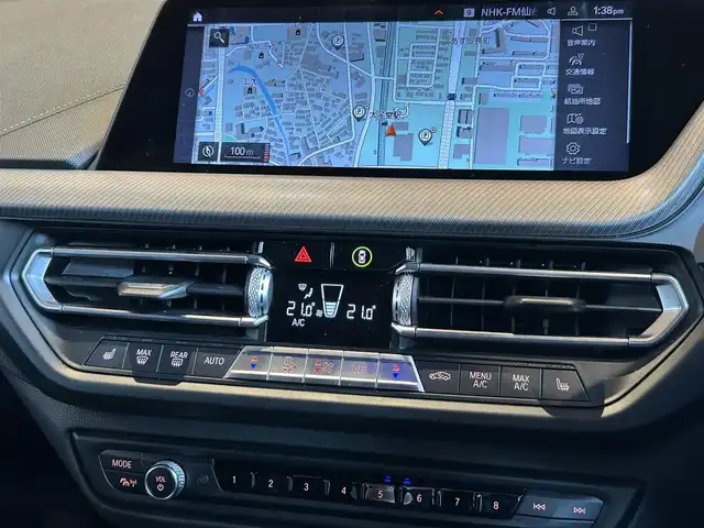 ＢＭＷ １１８ｄ Mスポーツ EDジョイ+ 宮城県 2020(令2)年 2.7万km サファイアブラックP iDriveナビゲーションパッケージ/　・BMWライブ・コックピット/（10.25インチ マルチ・ディスプレイ・メーター・パネル、/10.25インチ ワイド・コントロール・ディスプレイ〔タッチ・パネル機能付〕、/HDDナビゲーション・システム〔VICS 3メディア対応〕）/　・BMWインテリジェント・パーソナル・アシスタント（AI音声会話システム）/　・ITSスポット対応DSRC車載器（ルーム・ミラー内蔵、ETC機能付）/コンフォートパッケージ/　・オートマチック・テールゲート・オペレーション（オープン／クローズ）/　・ACC／アクティブ・クルーズ・コントロール（ストップ&ゴー機能付）/ストレージパッケージ/　・ストレージ・コンパートメント・パッケージ/（シートバック収納、Type-C対応USBソケット、照明付リング）/　・ラゲージ・コンパートメント・パッケージ、/アディショナル・ラゲージ・コンパートメント・ライト/　・ラゲージ・コンパートメント・ネット/ハイラインパッケージ/　・電動フロント・シート（運転席&助手席、運転席メモリー機能付）/　・フロント・シート・ヒーティング/　・パーフォレーテッド・ダコタ・レザー・シート