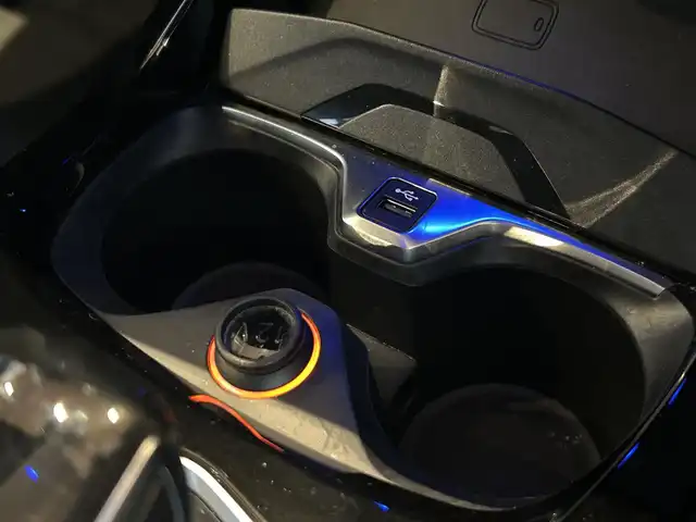 ＢＭＷ １１８ｄ Mスポーツ EDジョイ+ 宮城県 2020(令2)年 2.7万km サファイアブラックP iDriveナビゲーションパッケージ/　・BMWライブ・コックピット/（10.25インチ マルチ・ディスプレイ・メーター・パネル、/10.25インチ ワイド・コントロール・ディスプレイ〔タッチ・パネル機能付〕、/HDDナビゲーション・システム〔VICS 3メディア対応〕）/　・BMWインテリジェント・パーソナル・アシスタント（AI音声会話システム）/　・ITSスポット対応DSRC車載器（ルーム・ミラー内蔵、ETC機能付）/コンフォートパッケージ/　・オートマチック・テールゲート・オペレーション（オープン／クローズ）/　・ACC／アクティブ・クルーズ・コントロール（ストップ&ゴー機能付）/ストレージパッケージ/　・ストレージ・コンパートメント・パッケージ/（シートバック収納、Type-C対応USBソケット、照明付リング）/　・ラゲージ・コンパートメント・パッケージ、/アディショナル・ラゲージ・コンパートメント・ライト/　・ラゲージ・コンパートメント・ネット/ハイラインパッケージ/　・電動フロント・シート（運転席&助手席、運転席メモリー機能付）/　・フロント・シート・ヒーティング/　・パーフォレーテッド・ダコタ・レザー・シート