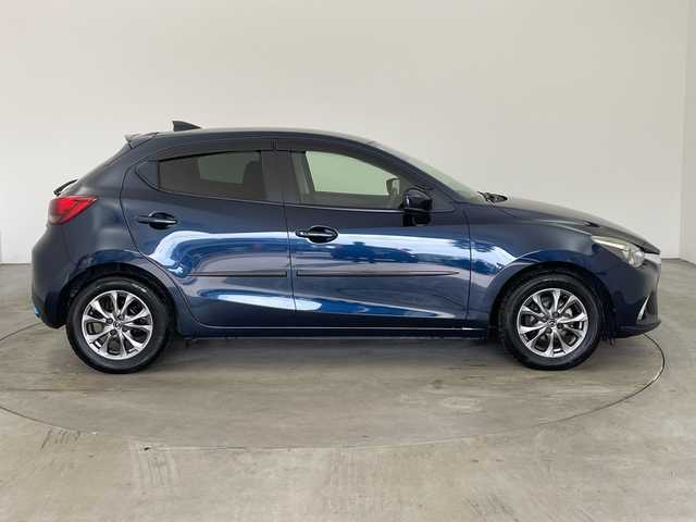 マツダ デミオ 13S ツーリング 兵庫県 2017(平29)年 3万km ディープクリスタルブルーマイカ ・マツダスピードエアロ（フロント）/・スマートシティブレーキサポート/・純正マツダコネクトナビ/BT/USB/・バックカメラ/・ETC/・ブラインドスポットモニター/・ヘッドアップディスプレイ/・横滑り防止装置/・アイドリングストップ/・スマートキー/・プッシュスタート/・スペアキー/・純正15インチアルミホイール/・フロアマット/・W＋サイドエアバック/・カーテンエアバック/・ステアリングリモコン/・LEDライト/・オートライト/・フォグランプ