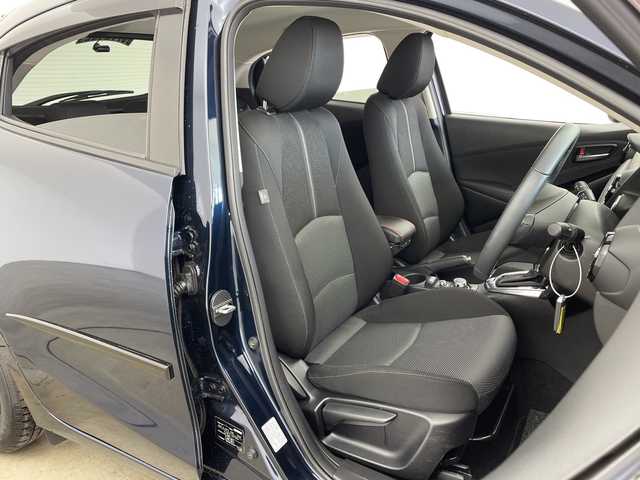 マツダ デミオ 13S ツーリング 兵庫県 2017(平29)年 3万km ディープクリスタルブルーマイカ ・マツダスピードエアロ（フロント）/・スマートシティブレーキサポート/・純正マツダコネクトナビ/BT/USB/・バックカメラ/・ETC/・ブラインドスポットモニター/・ヘッドアップディスプレイ/・横滑り防止装置/・アイドリングストップ/・スマートキー/・プッシュスタート/・スペアキー/・純正15インチアルミホイール/・フロアマット/・W＋サイドエアバック/・カーテンエアバック/・ステアリングリモコン/・LEDライト/・オートライト/・フォグランプ