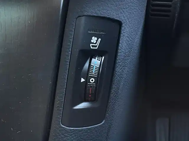 トヨタ クラウン アスリート 大阪府 2009(平21)年 7.6万km ホワイトパールクリスタルシャイン ワンオーナー/8インチＨＤＤ純正ナビ/・バックカメラ/・フルセグＴＶ/・ＣＤ/ＤＶＤ/・ＡＭ/ＦＭ/ブラウンレザーシート/・パワーシート（運転席メモリ付き/助手席）/・シートヒーター/エアーシート（運転席/助手席）/電動リアゲード/純正エアロパーツ（リアアンダー/スポイラー）/前方ドライブレコーダー（ＤＲＶ－６１０）/ビルトインＥＴＣ/純正18インチＡＷ/キセノンライト/・オートライト/Ｗ+サイドＳＲＳエアバッグ/カーテンエアバッグ/保証書/取扱説明書/スペアキー1本