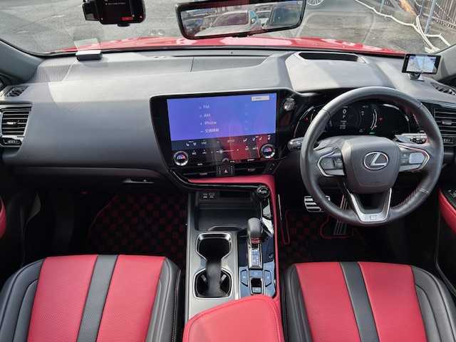 レクサス ＮＸ 350h Fスポーツ 東京都 2022(令4)年 1.8万km マダーレッド ワンオーナー/純正SDナビ（AM・FM・フルセグ・BT）/セーフティシステムプラス/・プリクラッシュセーフティ/・レーントレーシングアシスト/・レーンディパーチャーアラート/・レーダークルーズコントロール/・プロアクティブドライビングアシスト/・オートマチックハイビーム/ヘッドアップディスプレイ/ブラインドスポットモニター/デジタルインナーミラー/横滑り防止装置/全方位カメラ/3眼LEDヘッドランプ/コーナーセンサー（前後）/ドライブレコーダー（前後）/パワーバックドア/パワーシート（前席）/オートライト/純正20インチAW/レザーシート/ETC/保証書/取扱説明書/スペアキー有り（1本）