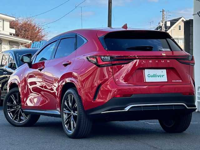 レクサス ＮＸ 350h Fスポーツ 東京都 2022(令4)年 1.8万km マダーレッド ワンオーナー/純正SDナビ（AM・FM・フルセグ・BT）/セーフティシステムプラス/・プリクラッシュセーフティ/・レーントレーシングアシスト/・レーンディパーチャーアラート/・レーダークルーズコントロール/・プロアクティブドライビングアシスト/・オートマチックハイビーム/ヘッドアップディスプレイ/ブラインドスポットモニター/デジタルインナーミラー/横滑り防止装置/全方位カメラ/3眼LEDヘッドランプ/コーナーセンサー（前後）/ドライブレコーダー（前後）/パワーバックドア/パワーシート（前席）/オートライト/純正20インチAW/レザーシート/ETC/保証書/取扱説明書/スペアキー有り（1本）