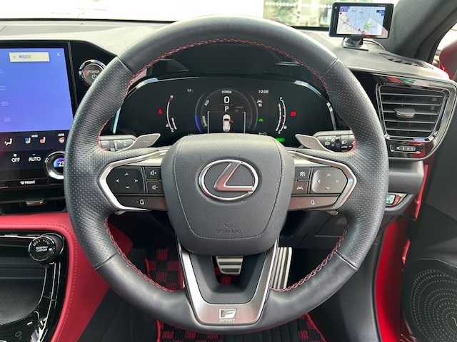 レクサス ＮＸ 350h Fスポーツ 東京都 2022(令4)年 1.8万km マダーレッド ワンオーナー/純正SDナビ（AM・FM・フルセグ・BT）/セーフティシステムプラス/・プリクラッシュセーフティ/・レーントレーシングアシスト/・レーンディパーチャーアラート/・レーダークルーズコントロール/・プロアクティブドライビングアシスト/・オートマチックハイビーム/ヘッドアップディスプレイ/ブラインドスポットモニター/デジタルインナーミラー/横滑り防止装置/全方位カメラ/3眼LEDヘッドランプ/コーナーセンサー（前後）/ドライブレコーダー（前後）/パワーバックドア/パワーシート（前席）/オートライト/純正20インチAW/レザーシート/ETC/保証書/取扱説明書/スペアキー有り（1本）