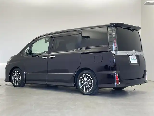 トヨタ ヴォクシー ZS 埼玉県 2017(平29)年 3.7万km ボルドーマイカメタリック 純正１１インチナビ　フリップダウンモニター　バックカメラ　トヨタセーフティセンス　両側パワースライドドア　ビルトインＥＴＣ　純正アルミホイール　革巻きステアリング　ＣＤ　ＤＶＤ　Ｂｌｕｅｔｏｏｔｈ