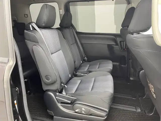 トヨタ ヴォクシー ZS 埼玉県 2017(平29)年 3.7万km ボルドーマイカメタリック 純正１１インチナビ　フリップダウンモニター　バックカメラ　トヨタセーフティセンス　両側パワースライドドア　ビルトインＥＴＣ　純正アルミホイール　革巻きステアリング　ＣＤ　ＤＶＤ　Ｂｌｕｅｔｏｏｔｈ