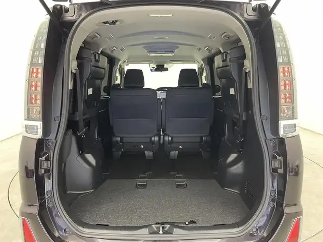 トヨタ ヴォクシー ZS 埼玉県 2017(平29)年 3.7万km ボルドーマイカメタリック 純正１１インチナビ　フリップダウンモニター　バックカメラ　トヨタセーフティセンス　両側パワースライドドア　ビルトインＥＴＣ　純正アルミホイール　革巻きステアリング　ＣＤ　ＤＶＤ　Ｂｌｕｅｔｏｏｔｈ