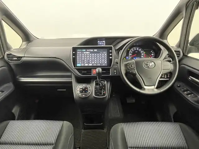 トヨタ ヴォクシー ZS 埼玉県 2017(平29)年 3.7万km ボルドーマイカメタリック 純正１１インチナビ　フリップダウンモニター　バックカメラ　トヨタセーフティセンス　両側パワースライドドア　ビルトインＥＴＣ　純正アルミホイール　革巻きステアリング　ＣＤ　ＤＶＤ　Ｂｌｕｅｔｏｏｔｈ