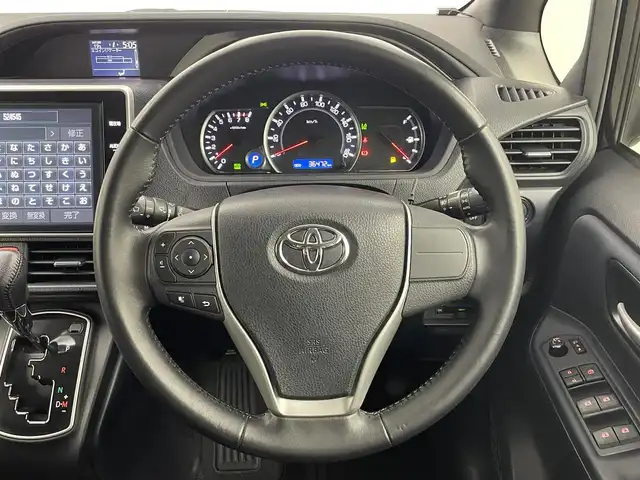 トヨタ ヴォクシー ZS 埼玉県 2017(平29)年 3.7万km ボルドーマイカメタリック 純正１１インチナビ　フリップダウンモニター　バックカメラ　トヨタセーフティセンス　両側パワースライドドア　ビルトインＥＴＣ　純正アルミホイール　革巻きステアリング　ＣＤ　ＤＶＤ　Ｂｌｕｅｔｏｏｔｈ