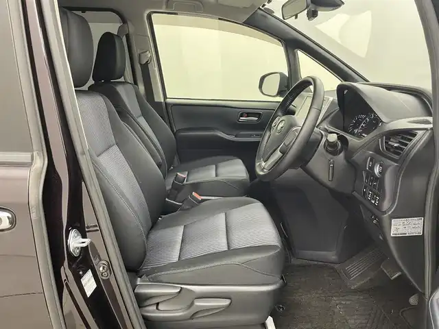 トヨタ ヴォクシー ZS 埼玉県 2017(平29)年 3.7万km ボルドーマイカメタリック 純正１１インチナビ　フリップダウンモニター　バックカメラ　トヨタセーフティセンス　両側パワースライドドア　ビルトインＥＴＣ　純正アルミホイール　革巻きステアリング　ＣＤ　ＤＶＤ　Ｂｌｕｅｔｏｏｔｈ